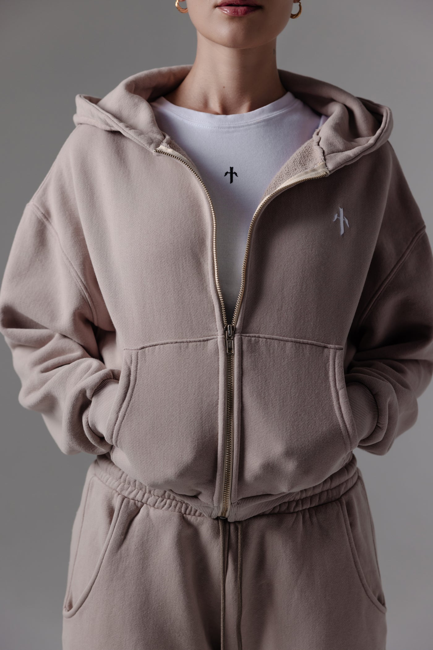 TOUR Women’s Cropped Zip-Up [DUNE]